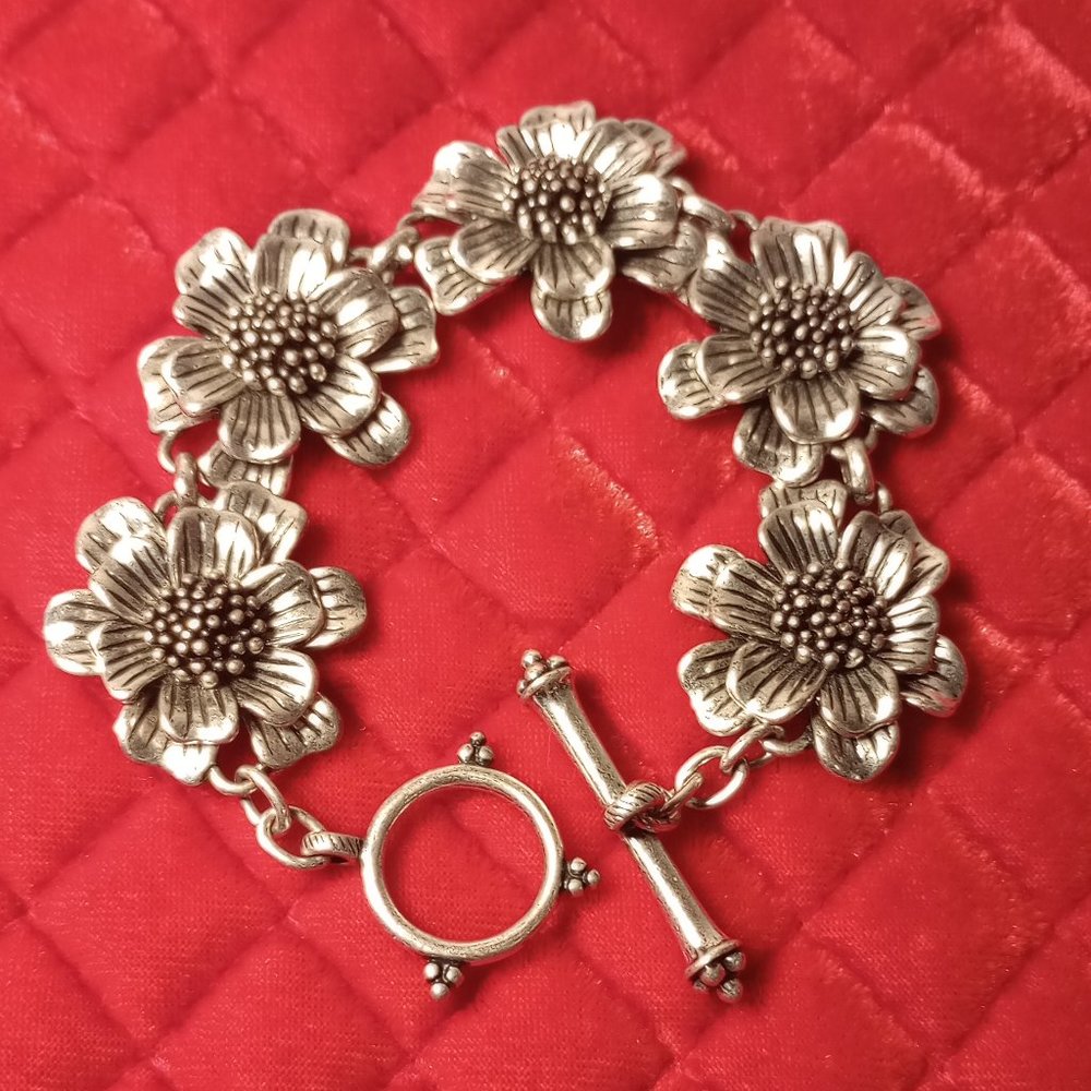 Lucky Brand flower silver tone bracelet  7.5" toggle clasp